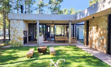 Casa en venta en Costa Esmeralda hormigón fondo libre