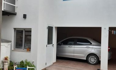 Casa en venta - 3 dormitorios 2 baños - jardin y patio - 182mts2 - Monte Grande