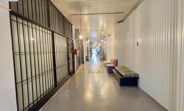 Galería con 4 locales y 4 oficinas comerciales