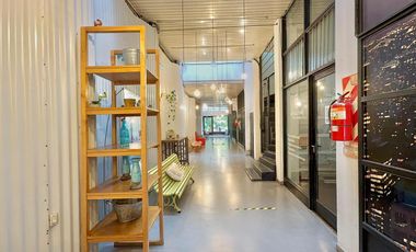 Galería con 4 locales y 4 oficinas comerciales