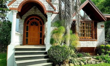 Casa en venta - 5 Dormitorios 4 Baños - 1.400mts2 - Bosques, Florencio Varela