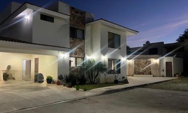 Casa con acabados de lujo en renta con paneles solares