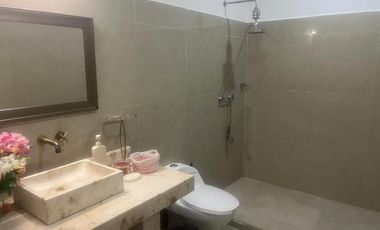 Casa con acabados de lujo en renta con paneles solares