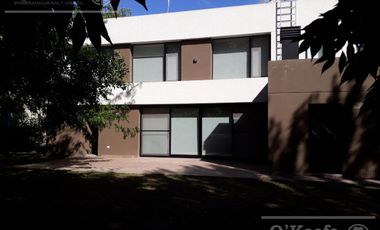 Casa de estilo moderno en venta con cuatro dormitorios en Fincas de Hudson