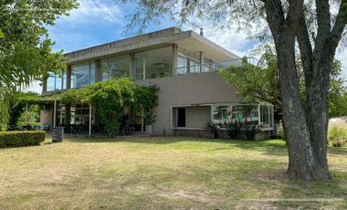 Casa de estilo moderno en venta con cuatro dormitorios en Fincas de Hudson