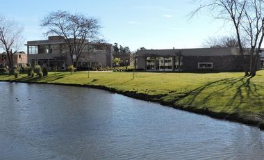 Casa de estilo moderno en venta con cuatro dormitorios en Fincas de Hudson