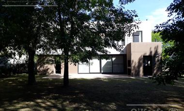 Casa de estilo moderno en venta con cuatro dormitorios en Fincas de Hudson