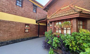 Venta. Casa. 4 ambientes. Cochera. Consultorio. Parque. Cochera. Don Bosco.