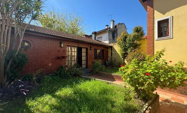 Venta. Casa. 4 ambientes. Cochera. Consultorio. Parque. Cochera. Don Bosco.