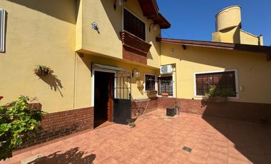 Venta. Casa. 4 ambientes. Cochera. Consultorio. Parque. Cochera. Don Bosco.