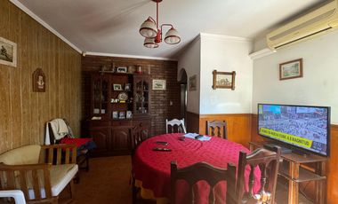 Venta. Casa. 4 ambientes. Cochera. Consultorio. Parque. Cochera. Don Bosco.