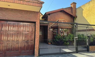 Venta. Casa. 4 ambientes. Cochera. Consultorio. Parque. Cochera. Don Bosco.