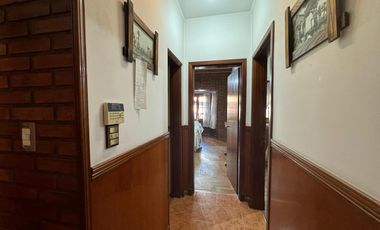 Venta. Casa. 4 ambientes. Cochera. Consultorio. Parque. Cochera. Don Bosco.