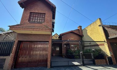 Venta. Casa. 4 ambientes. Cochera. Consultorio. Parque. Cochera. Don Bosco.
