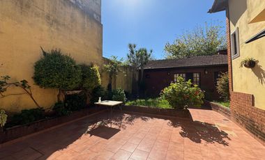 Venta. Casa. 4 ambientes. Cochera. Consultorio. Parque. Cochera. Don Bosco.