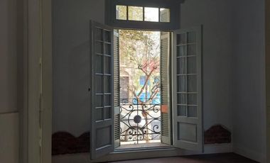 Amplia Casona para uso Comercial B° General Paz