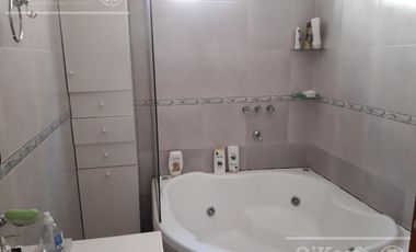 Casa en Venta, 5 ambientes, Quilmes, garage , amplio patio, pileta mas departamento