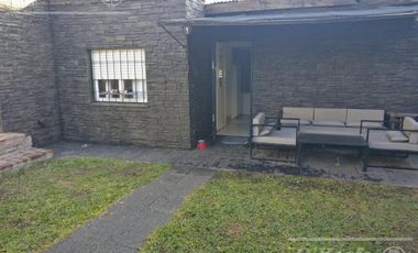 Casa en Venta, 5 ambientes, Quilmes, garage , amplio patio, pileta mas departamento