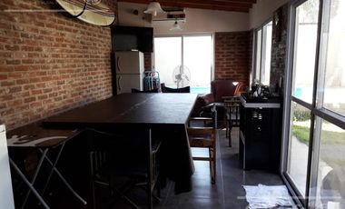 Casa en Venta, 5 ambientes, Quilmes, garage , amplio patio, pileta mas departamento