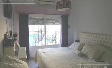 Casa en Venta, 5 ambientes, Quilmes, garage , amplio patio, pileta mas departamento