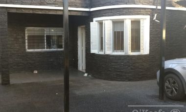 Casa en Venta, 5 ambientes, Quilmes, garage , amplio patio, pileta mas departamento