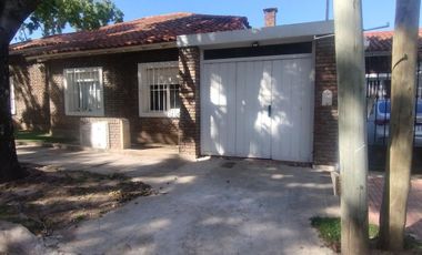 CASA EN VENTA, 4 AMB. CON JARDIN Y COCHERA - LA LUCILA