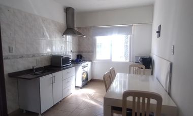 CASA EN VENTA, 4 AMB. CON JARDIN Y COCHERA - LA LUCILA