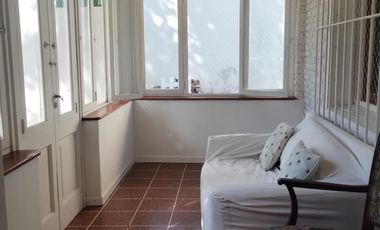 CASA EN VENTA, 4 AMB. CON JARDIN Y COCHERA - LA LUCILA