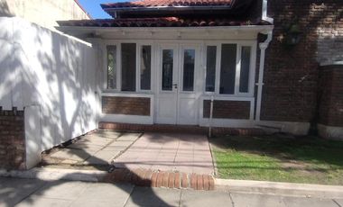CASA EN VENTA, 4 AMB. CON JARDIN Y COCHERA - LA LUCILA