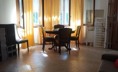 CASA EN VENTA, 4 AMB. CON JARDIN Y COCHERA - LA LUCILA