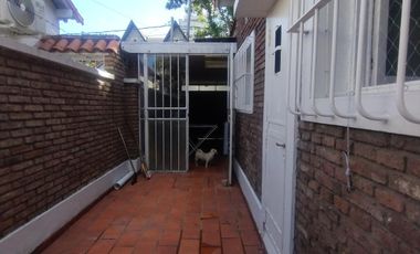 CASA EN VENTA, 4 AMB. CON JARDIN Y COCHERA - LA LUCILA