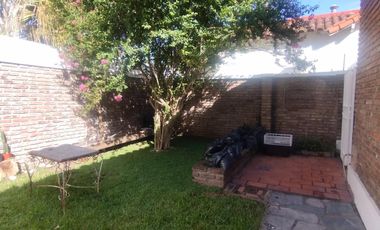 CASA EN VENTA, 4 AMB. CON JARDIN Y COCHERA - LA LUCILA