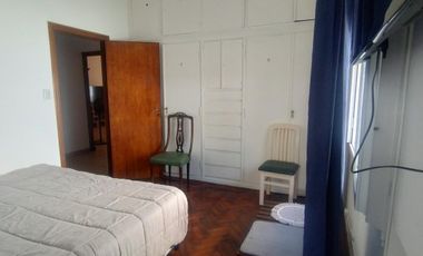 CASA EN VENTA, 4 AMB. CON JARDIN Y COCHERA - LA LUCILA