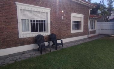 CASA EN VENTA, 4 AMB. CON JARDIN Y COCHERA - LA LUCILA