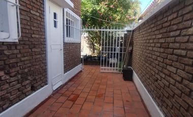 CASA EN VENTA, 4 AMB. CON JARDIN Y COCHERA - LA LUCILA