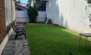 CASA EN VENTA, 4 AMB. CON JARDIN Y COCHERA - LA LUCILA