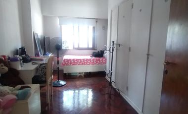 CASA EN VENTA, 4 AMB. CON JARDIN Y COCHERA - LA LUCILA