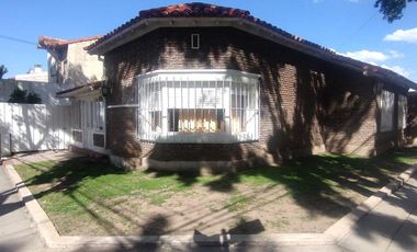 CASA EN VENTA, 4 AMB. CON JARDIN Y COCHERA - LA LUCILA