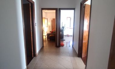 CASA EN VENTA, 4 AMB. CON JARDIN Y COCHERA - LA LUCILA