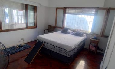 CASA EN VENTA, 4 AMB. CON JARDIN Y COCHERA - LA LUCILA