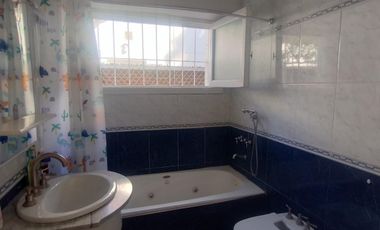 CASA EN VENTA, 4 AMB. CON JARDIN Y COCHERA - LA LUCILA