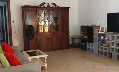 CASA EN VENTA, 4 AMB. CON JARDIN Y COCHERA - LA LUCILA