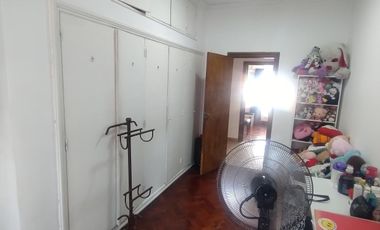 CASA EN VENTA, 4 AMB. CON JARDIN Y COCHERA - LA LUCILA