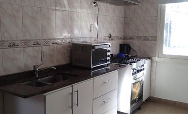 CASA EN VENTA, 4 AMB. CON JARDIN Y COCHERA - LA LUCILA