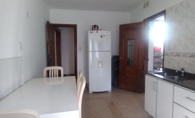 CASA EN VENTA, 4 AMB. CON JARDIN Y COCHERA - LA LUCILA