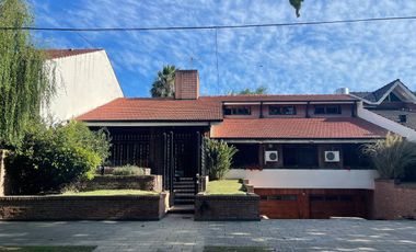 Casa en venta - Banfield (Larrea 760)