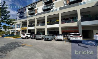 Local en Venta, Plaza comercial frente a la Universidad Anahuac. Zibatá Querétaro.