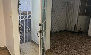 Excelente Casa en venta con excelentes espacios y local comercial con acceso independiente