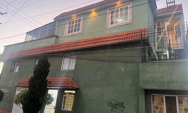 Excelente Casa en venta con excelentes espacios y local comercial con acceso independiente