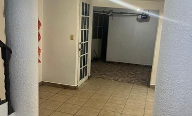 Excelente Casa en venta con excelentes espacios y local comercial con acceso independiente